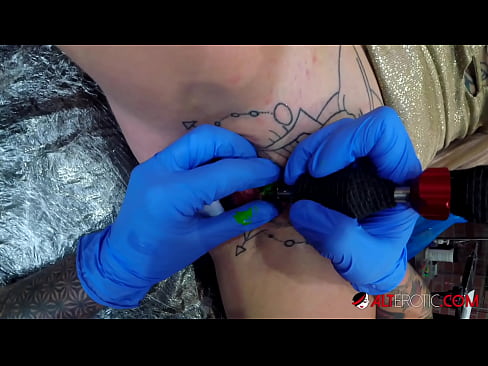 ❤️ Extremamente tatuada, a brasa Sully Savage fez uma tatuagem em seu clítoris Porno vídeo em pt-br.xxxshake.ru